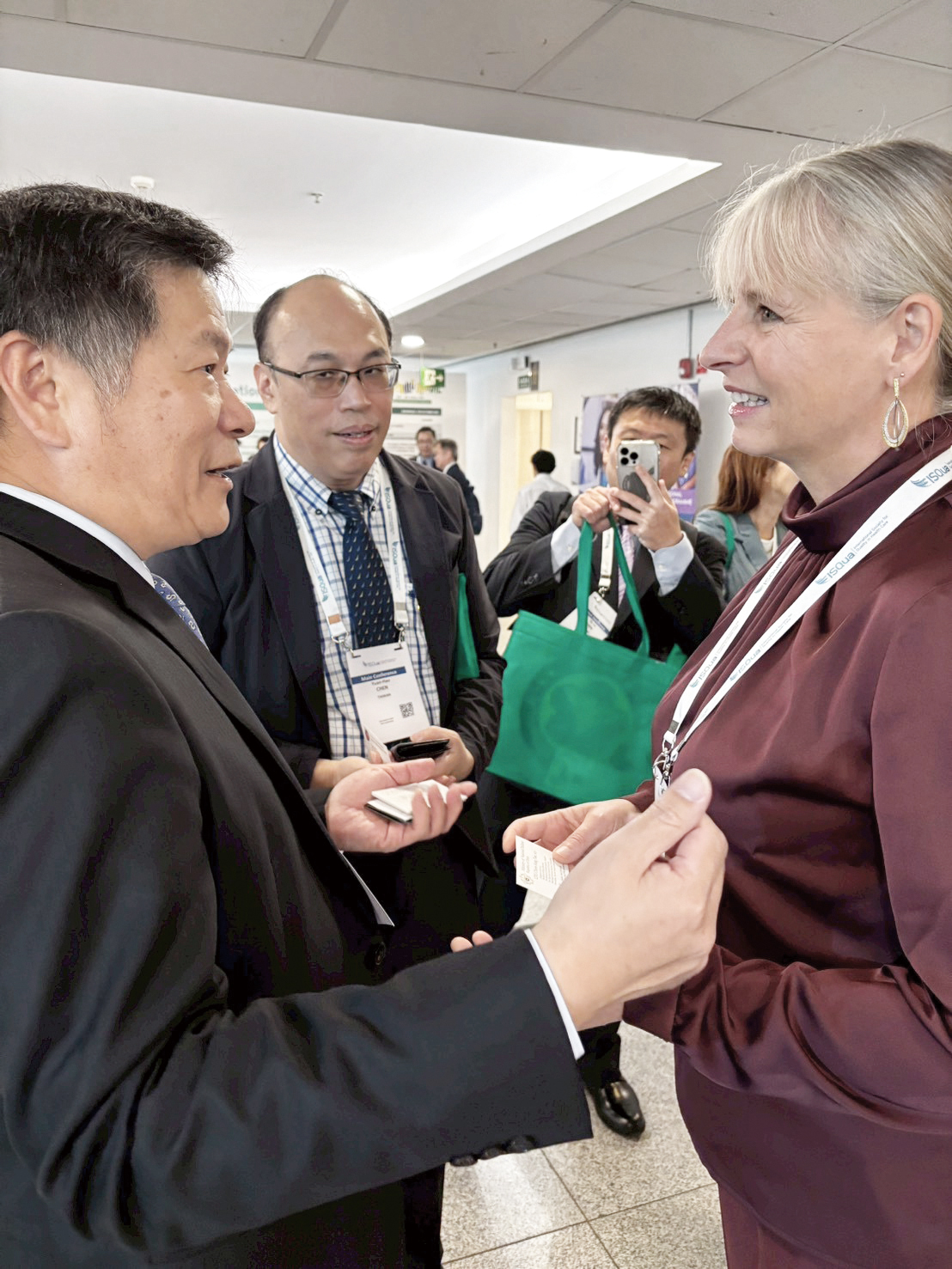 蔡建松局長陳元皓院長與ISQua候任理事長DrEllenJoanvanVliet及執行長DrCarstenEngel互動照片1